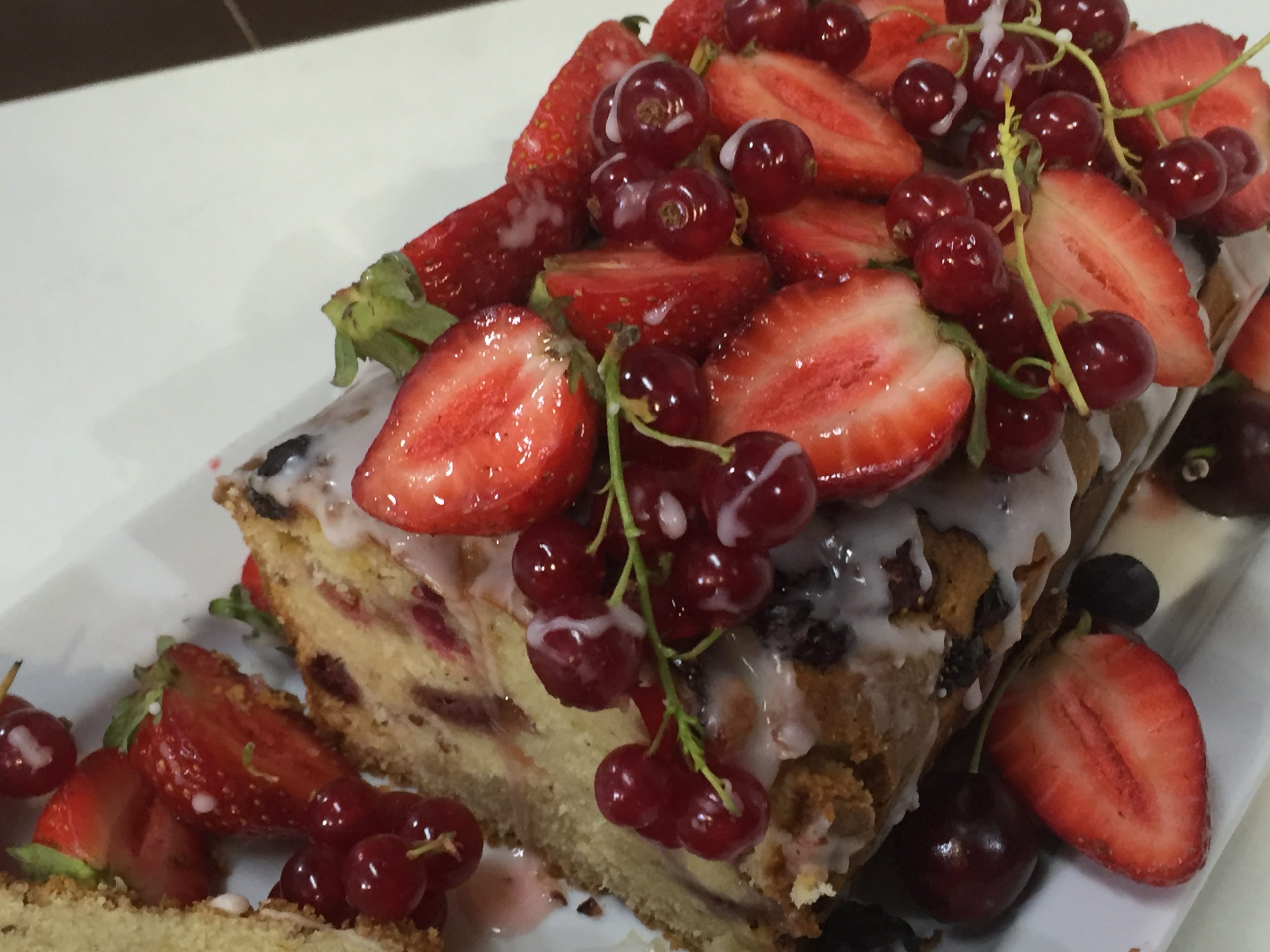 STRAWBERRY AND REDCURRANT CAKE - Scotts Supermarket